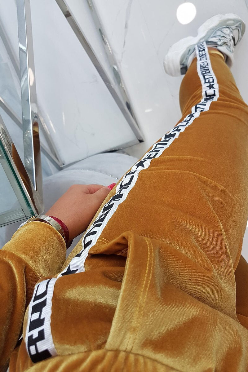 Комплект от велур с декоративни ленти