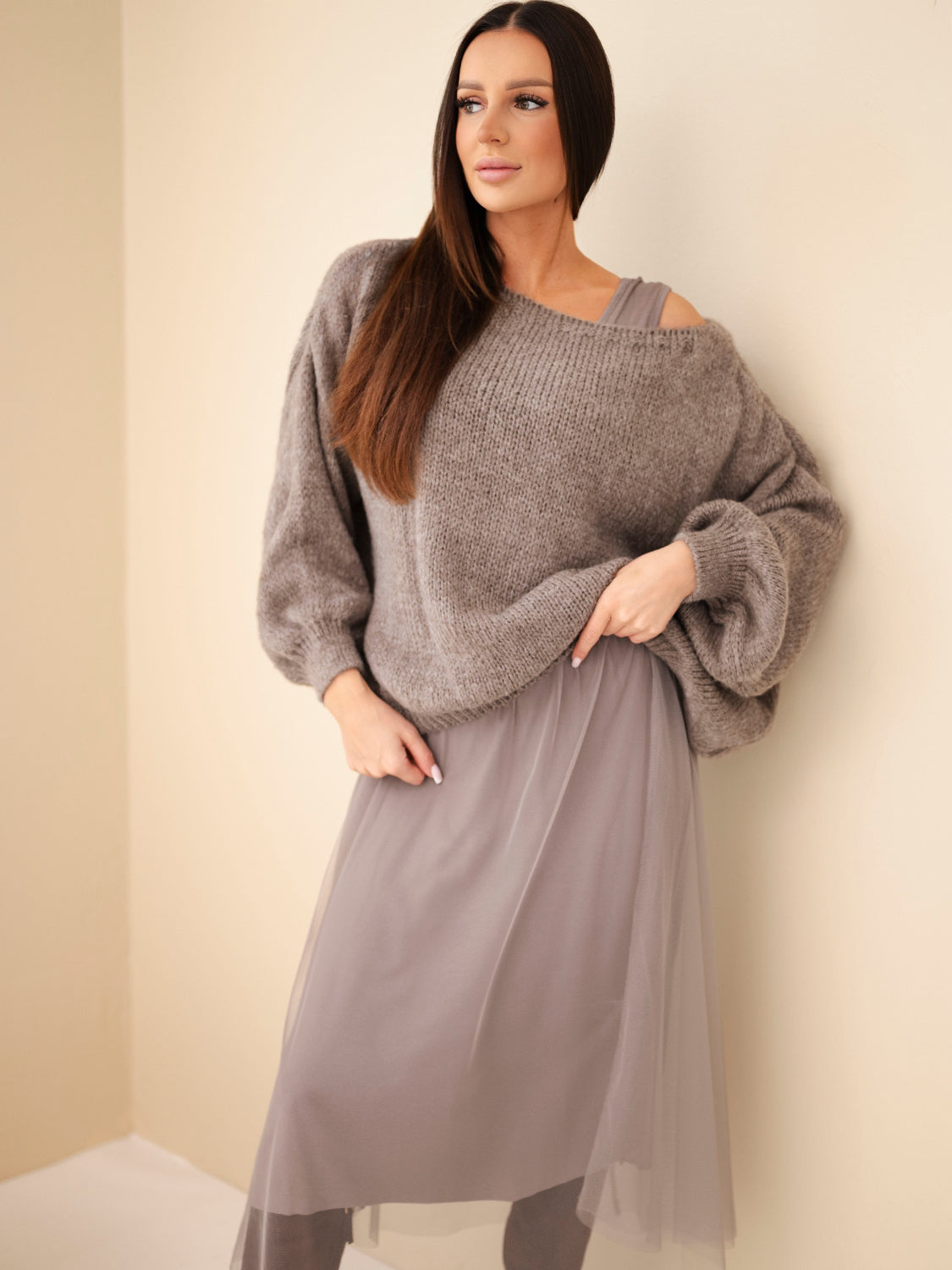 Свободен пуловер и макси рокля с тюл