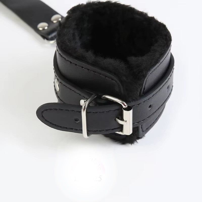 BDSM комплект с меки белезници и кожен камшик LT-6025-2