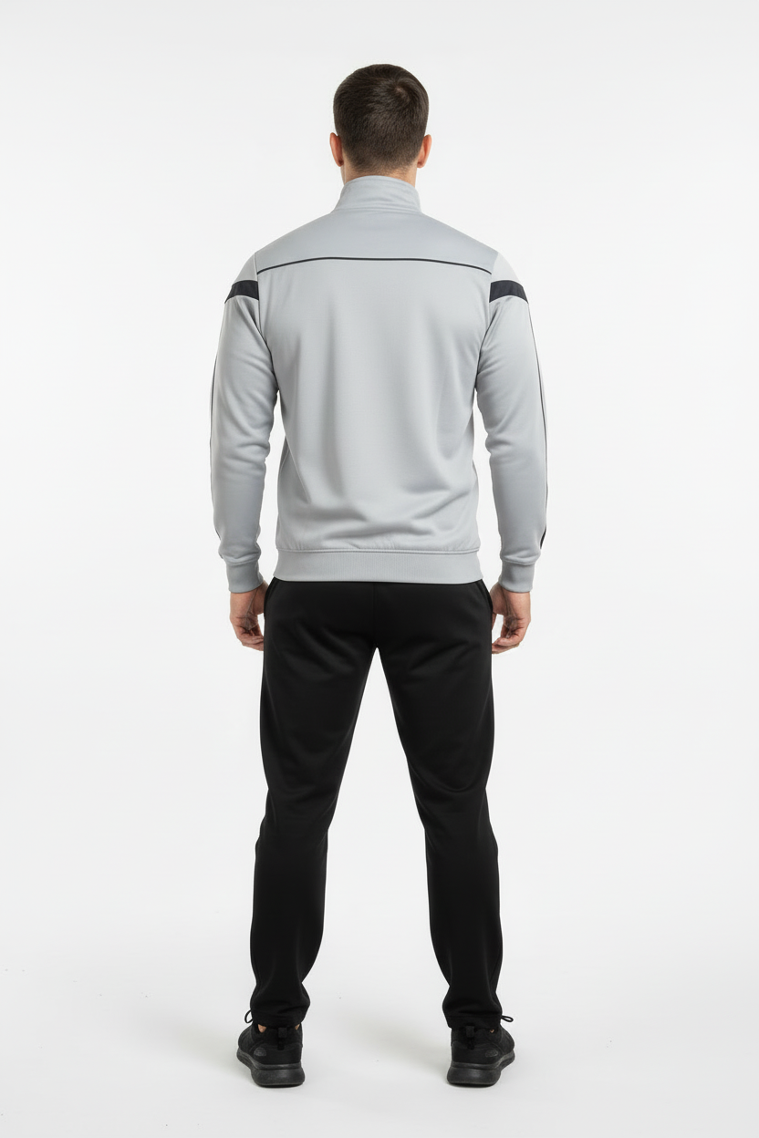 Мъж в гръб със светло сив екип без кант