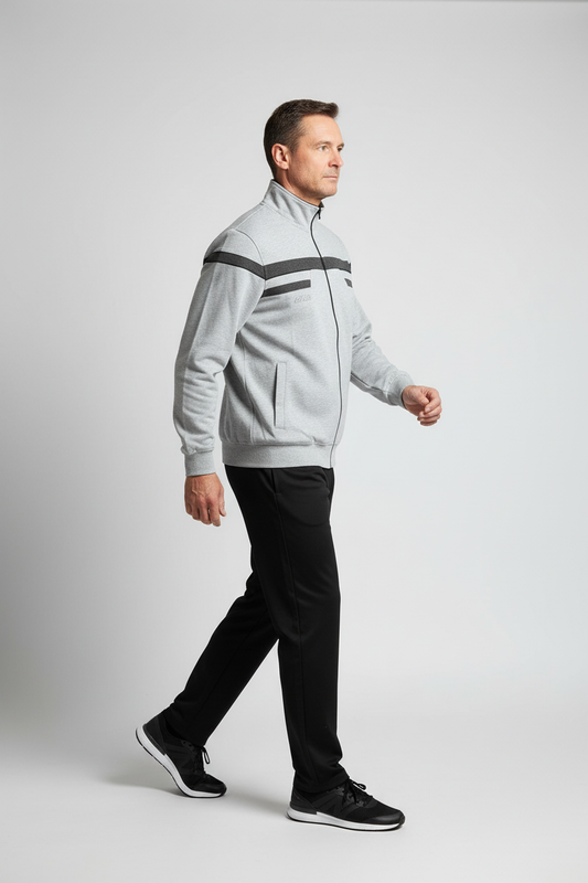 Възрастен мъж в ходеща позиция със сив екип