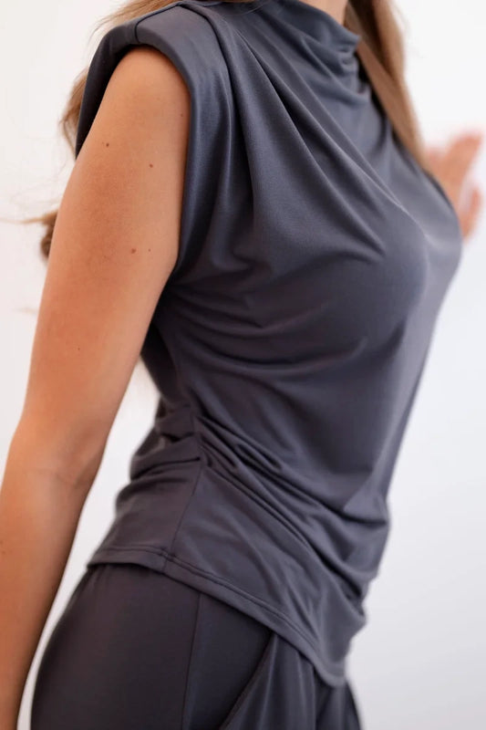 Елегантен дамски комплект с широки панталони и блуза с волани ART10064