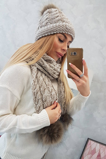 Комплект шапка и шал с помпони