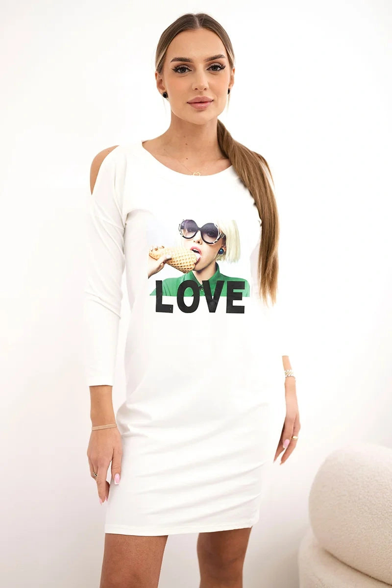 Рокля с принт Love и открити рамене
