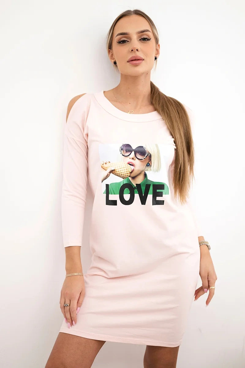 Рокля с принт Love и открити рамене