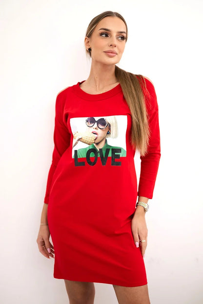 Рокля с принт Love и открити рамене