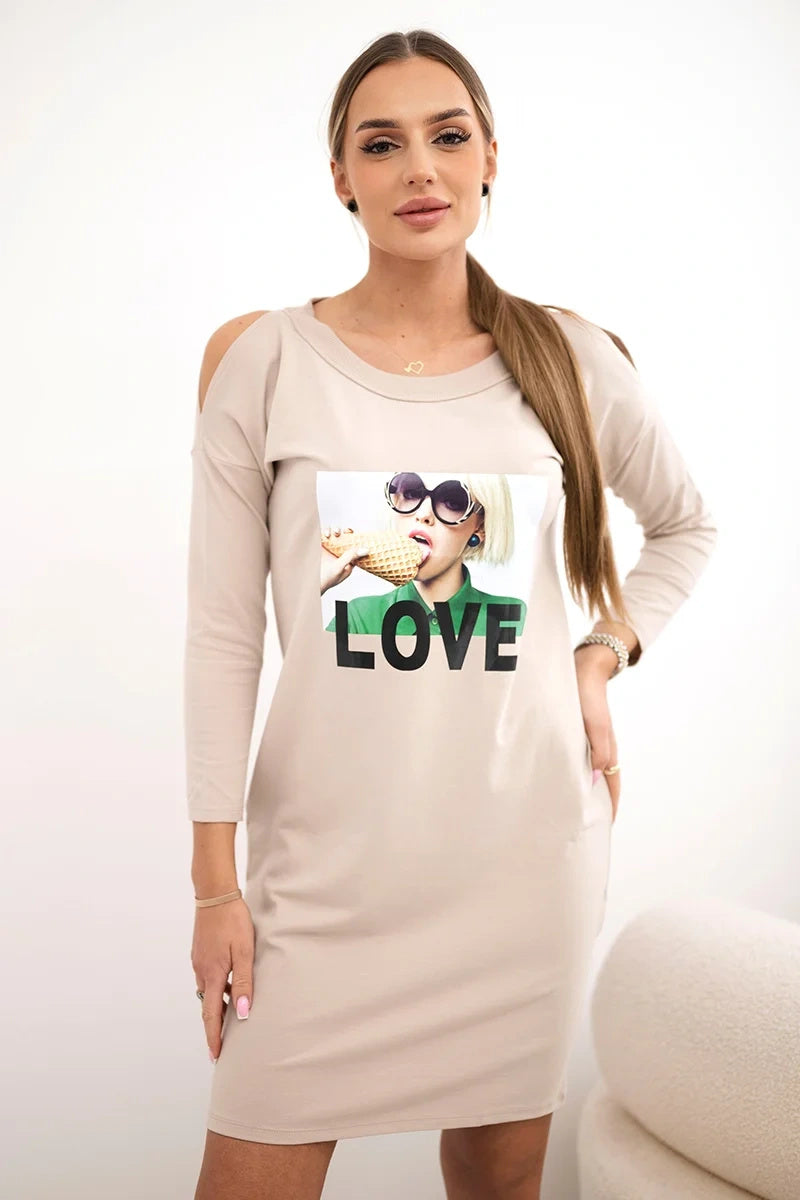 Рокля с принт Love и открити рамене