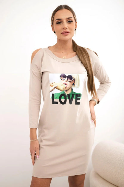 Рокля с принт Love и открити рамене