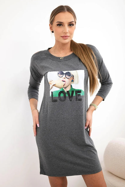 Рокля с принт Love и открити рамене