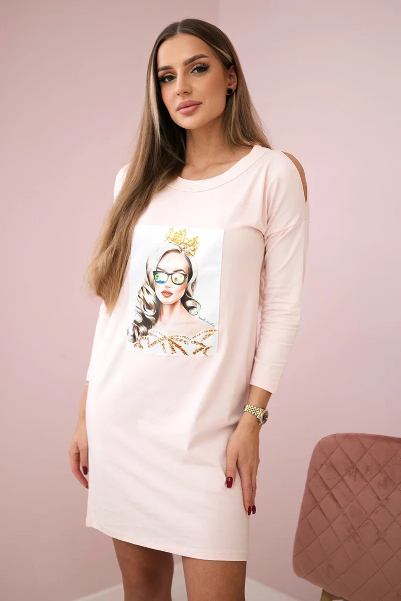 Рокля с графика на момиче с очила