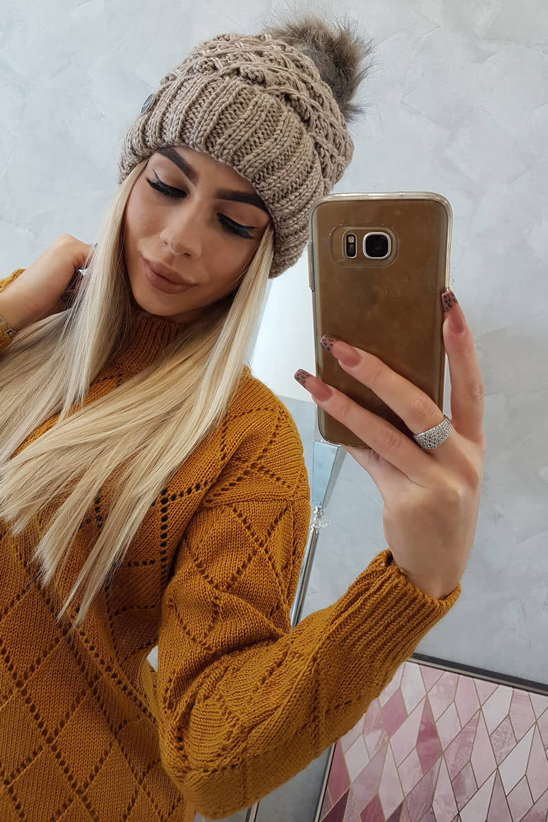 Зимна шапка с помпон и fleece подплата