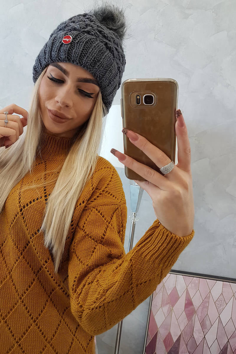 Зимна шапка с помпон и fleece подплата