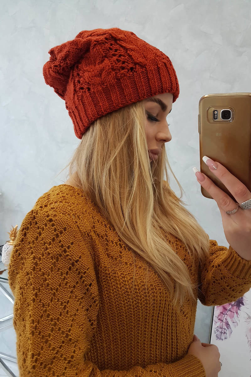 Зимна шапка с атрактивен дизайн