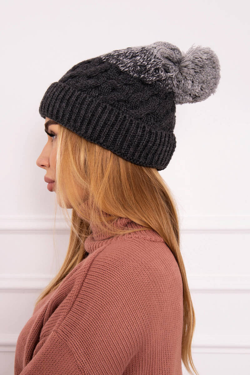 Зимна шапка с помпон и поларена подплата