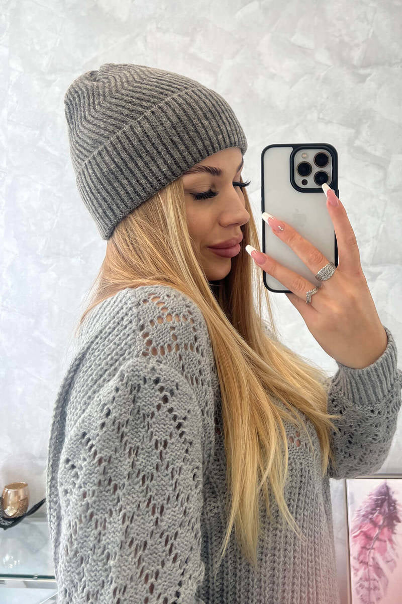 Тънка плетена шапка с подгъв
