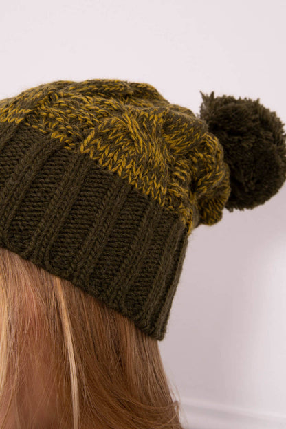 Зимна шапка с помпон и поларена подплата