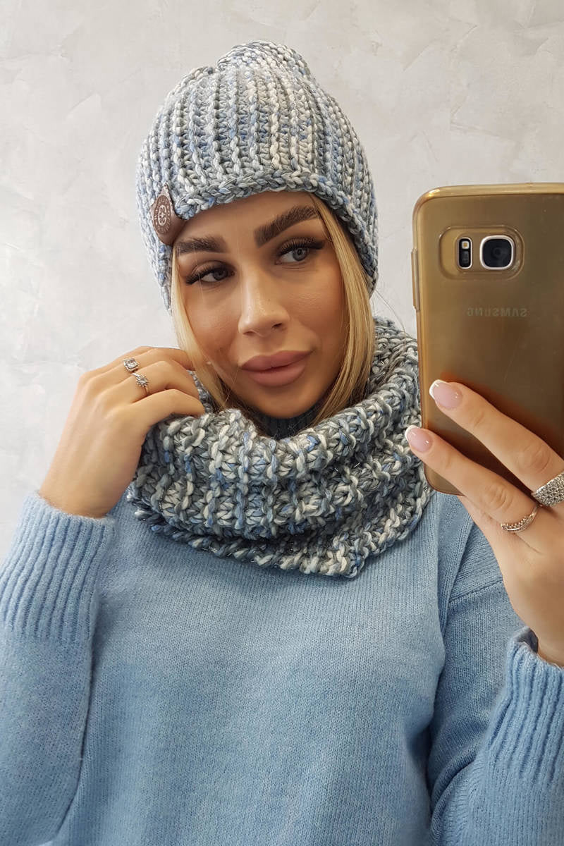 Комплект с шапка и яка от вълна