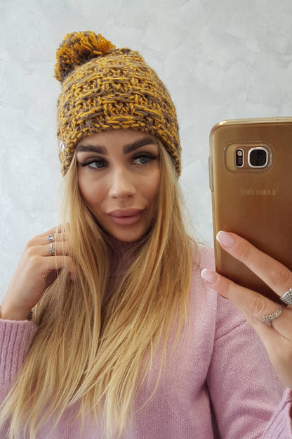 Зимнa шапка с помпон и поларена подплата