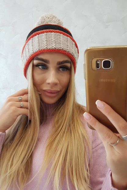 Зимна шапка с помпон