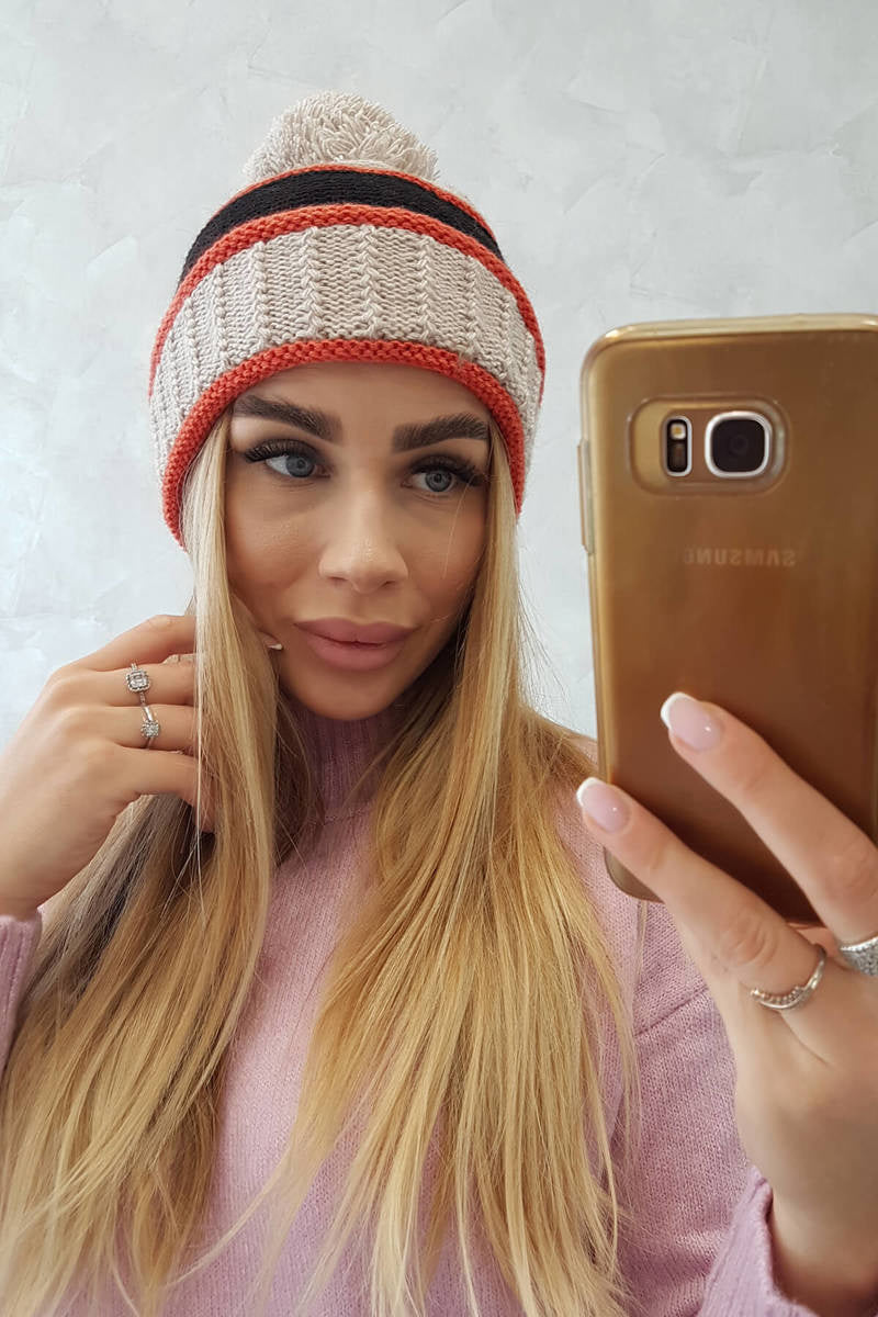 Зимна шапка с помпон