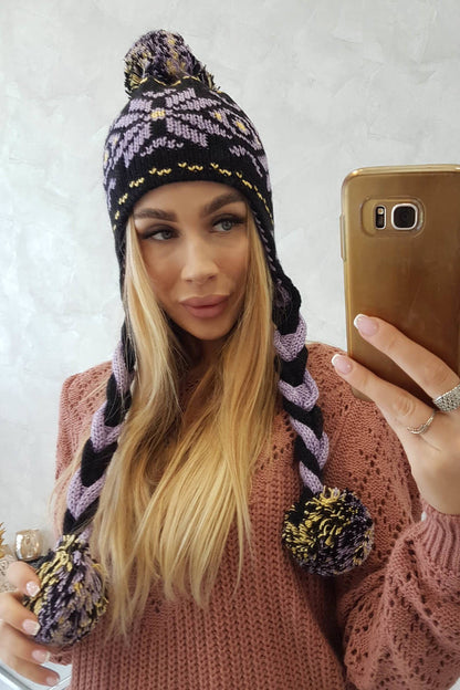 Шапка с плитки и помпони