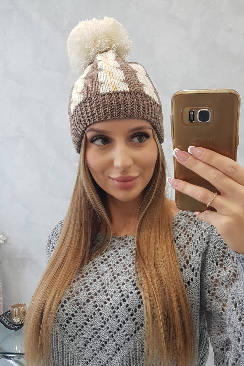 Зимна шапка с помпон