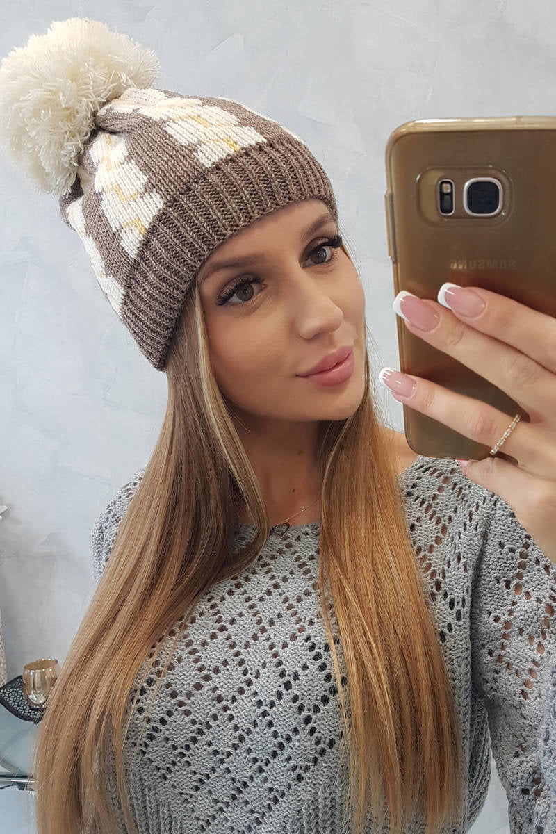 Зимна шапка с помпон