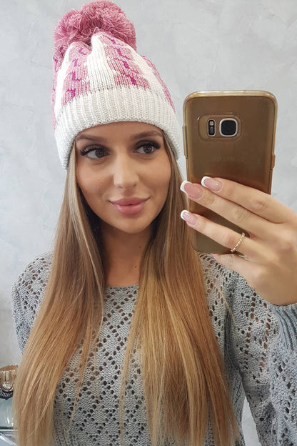 Зимна шапка с помпон