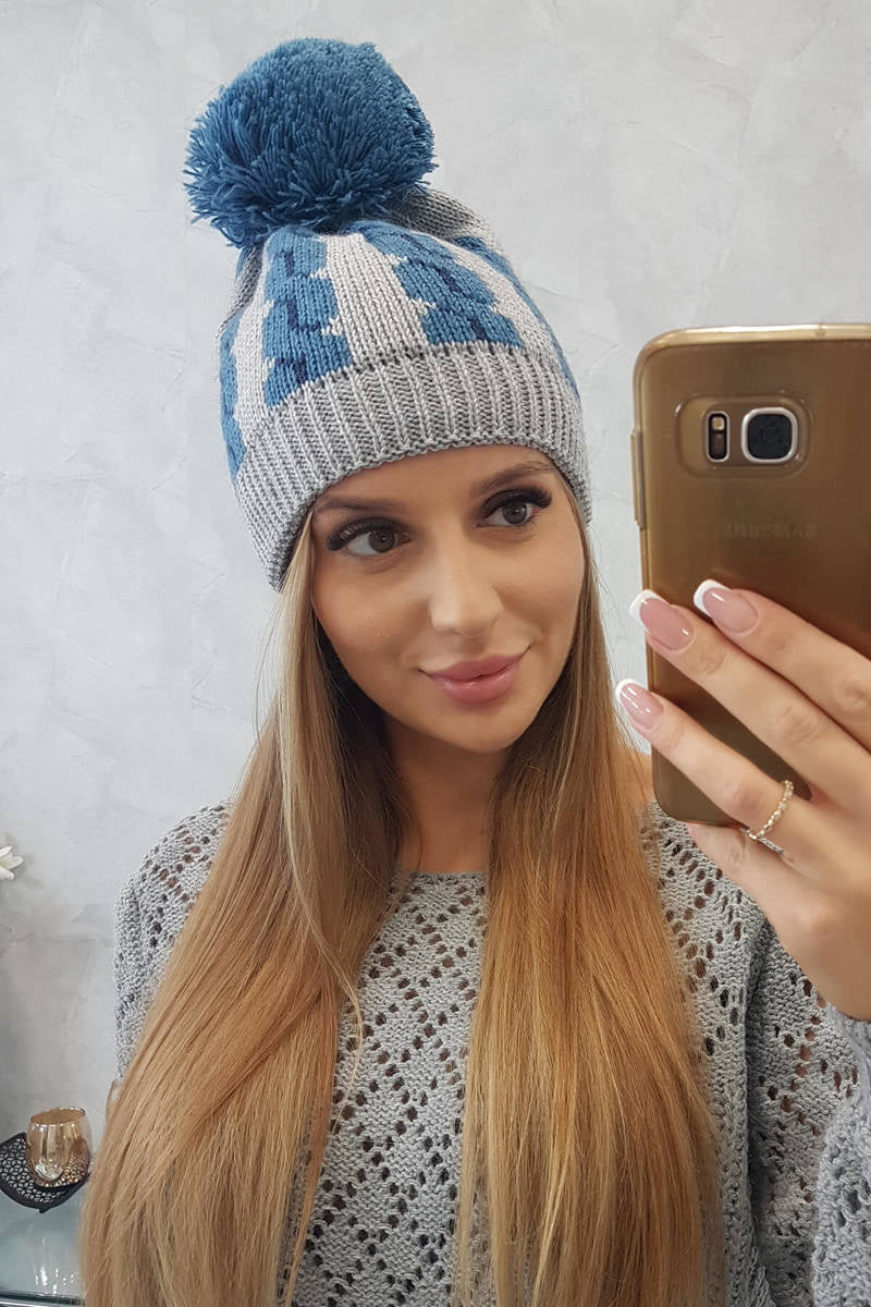 Зимна шапка с помпон