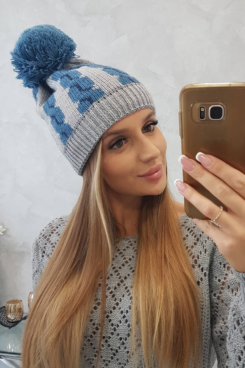 Зимна шапка с помпон