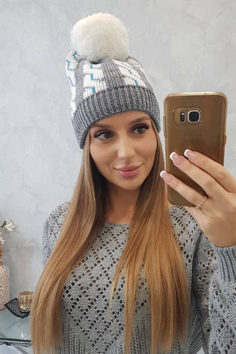 Зимна шапка с помпон