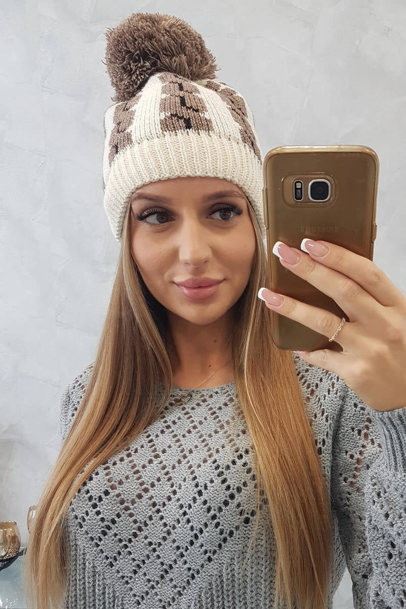 Зимна шапка с помпон