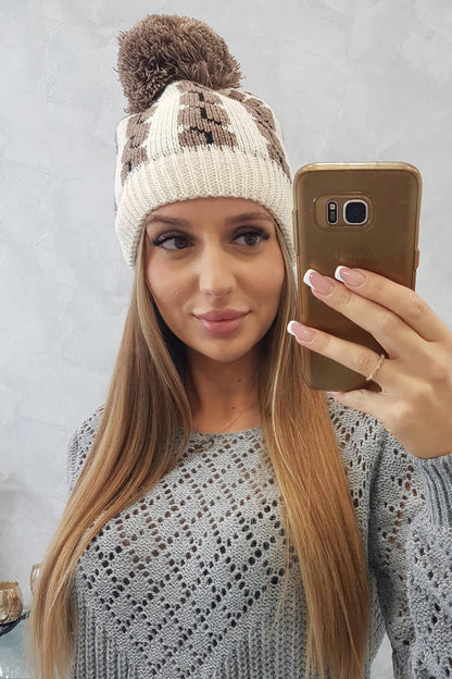Зимна шапка с помпон
