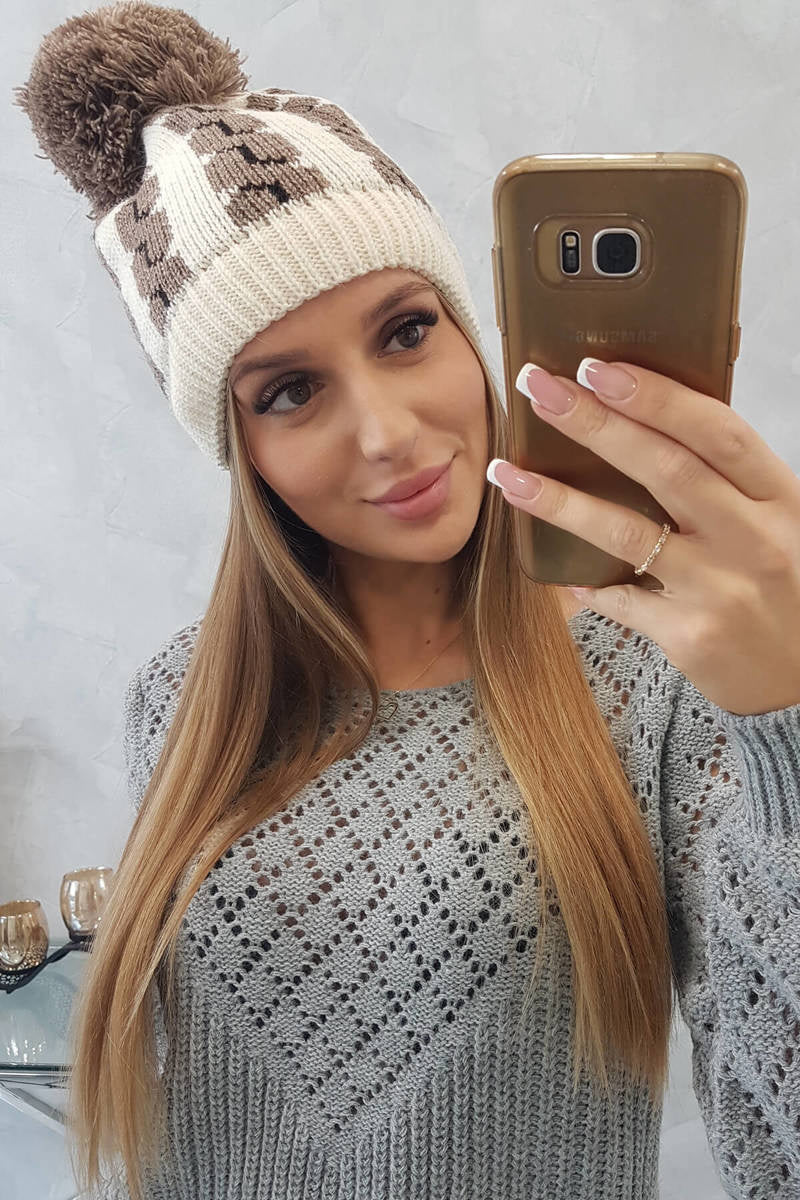Зимна шапка с помпон