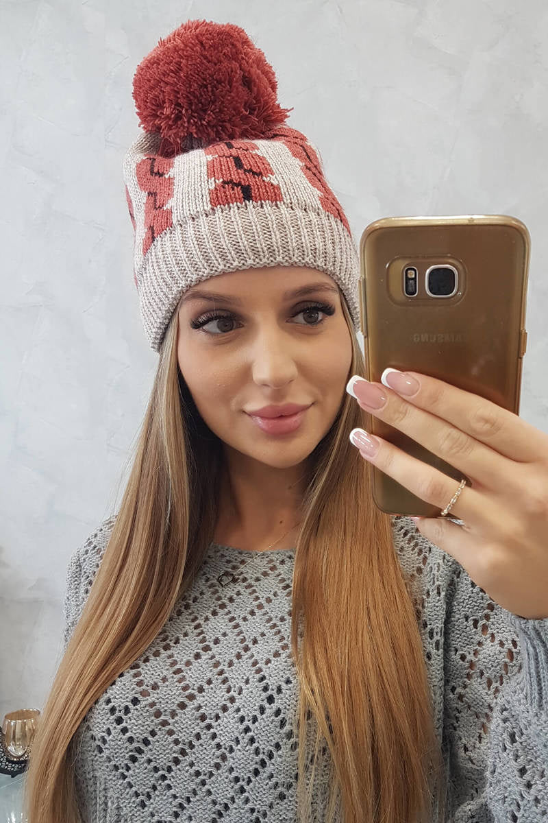 Зимна шапка с помпон