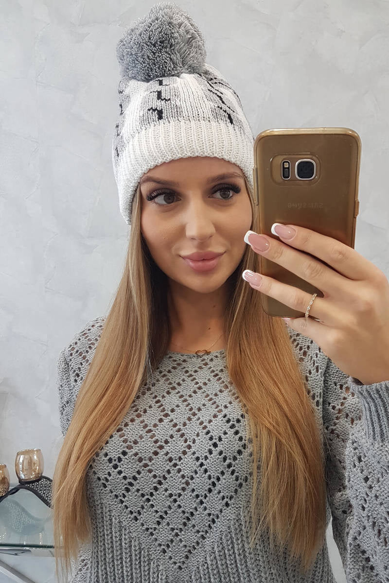 Зимна шапка с помпон
