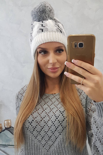 Зимна шапка с помпон
