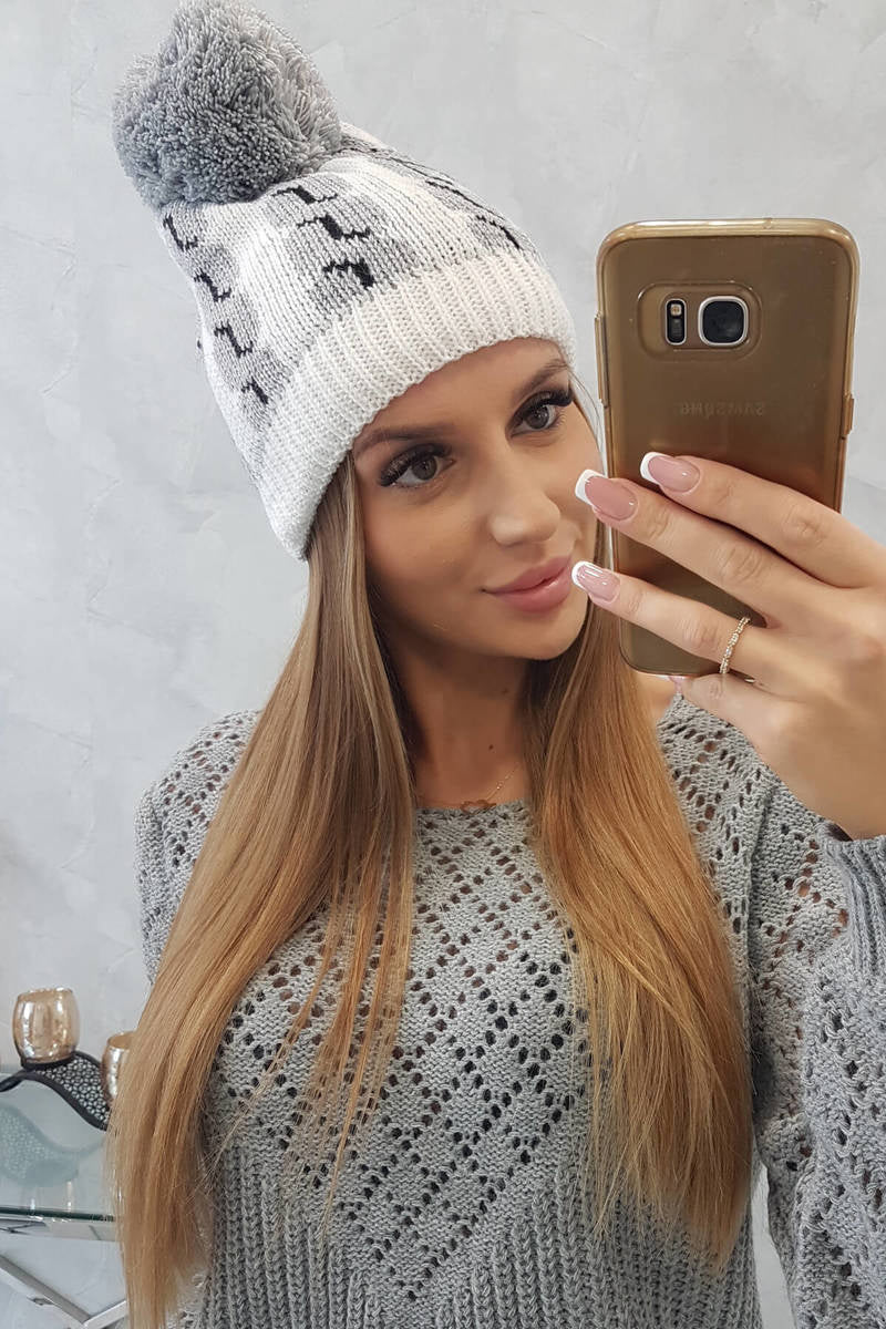 Зимна шапка с помпон