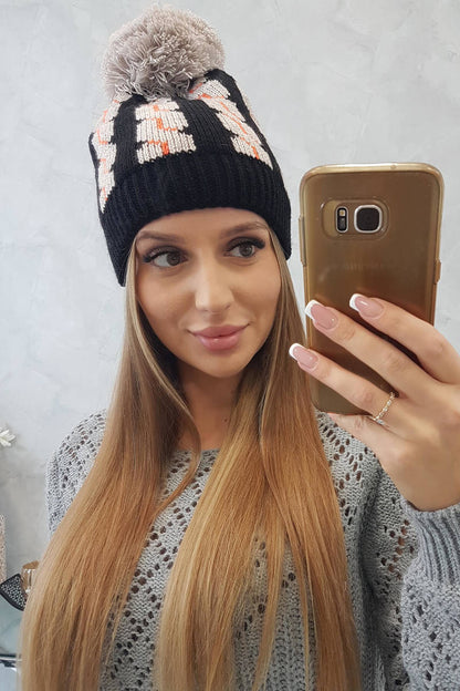 Зимна шапка с помпон