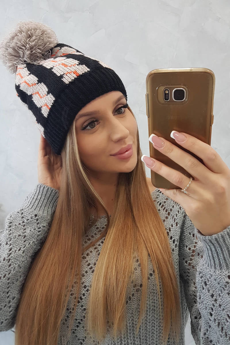 Зимна шапка с помпон