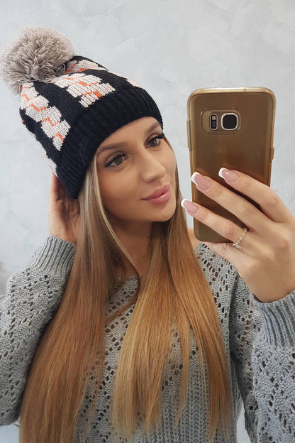 Зимна шапка с помпон