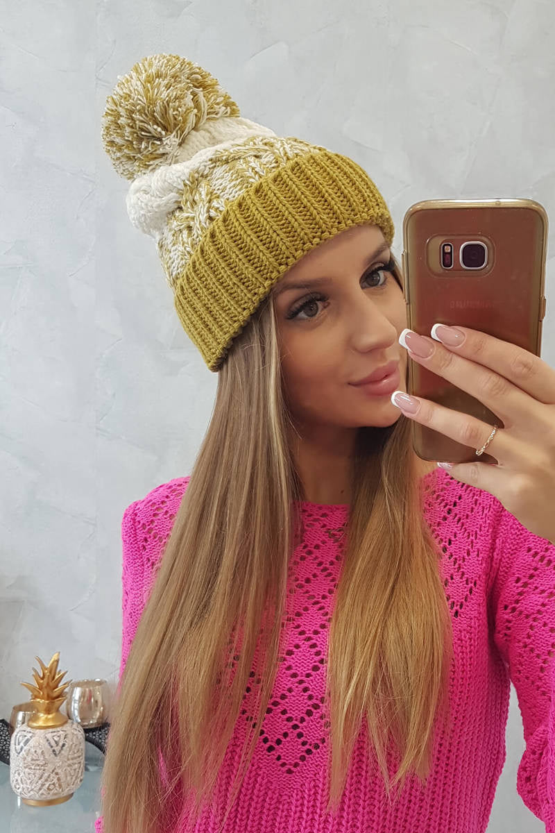 Плетена шапка с помпон