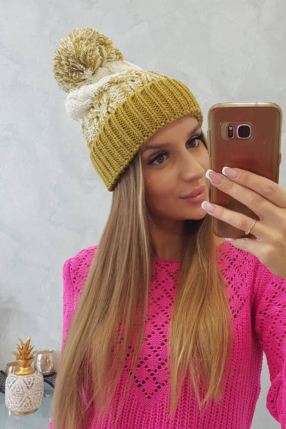 Плетена шапка с помпон