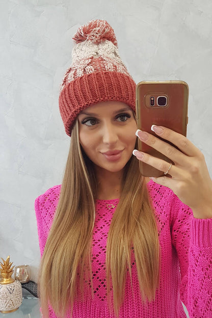 Плетена шапка с помпон