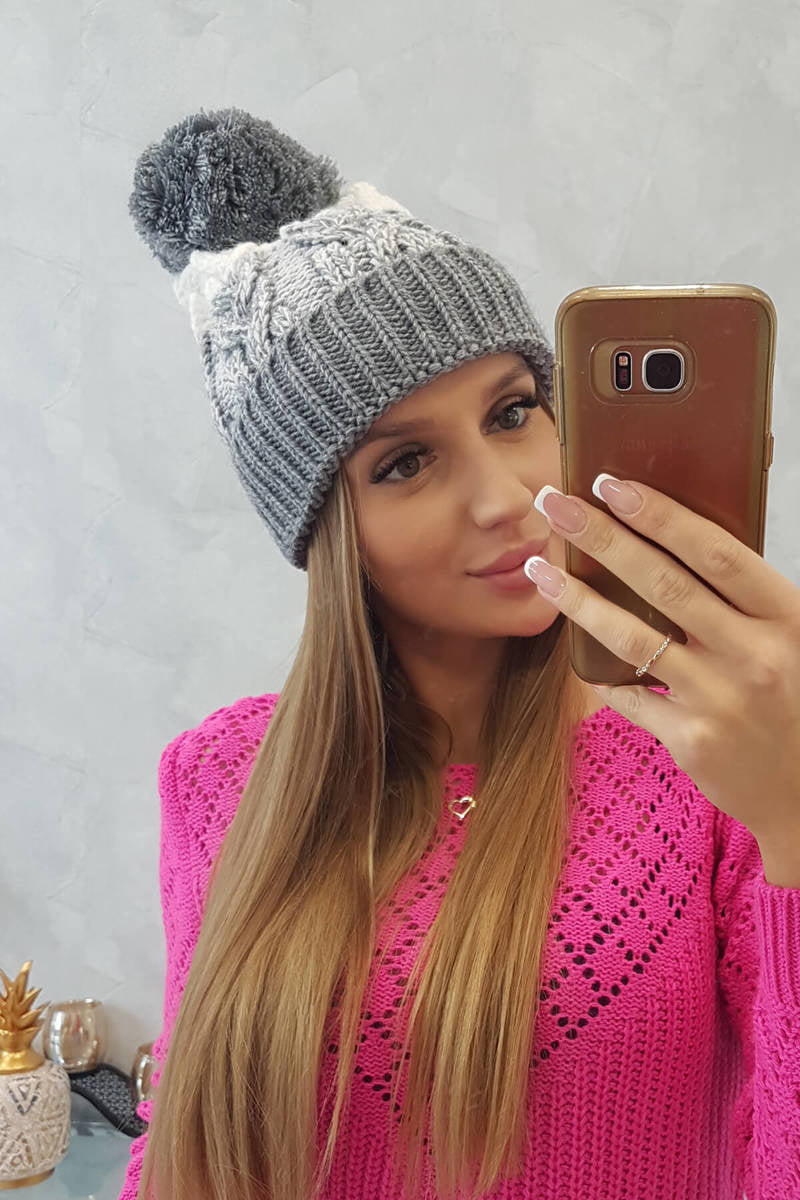 Плетена шапка с помпон