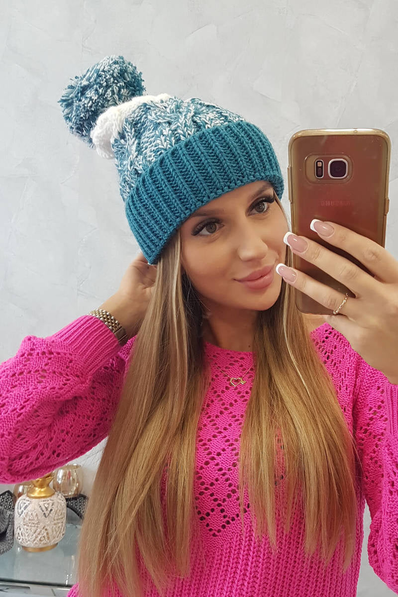Плетена шапка с помпон