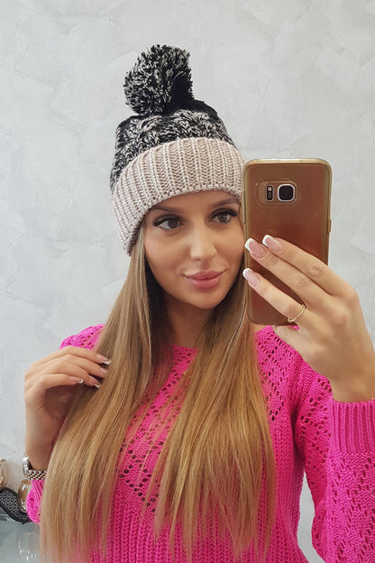 Плетена шапка с помпон