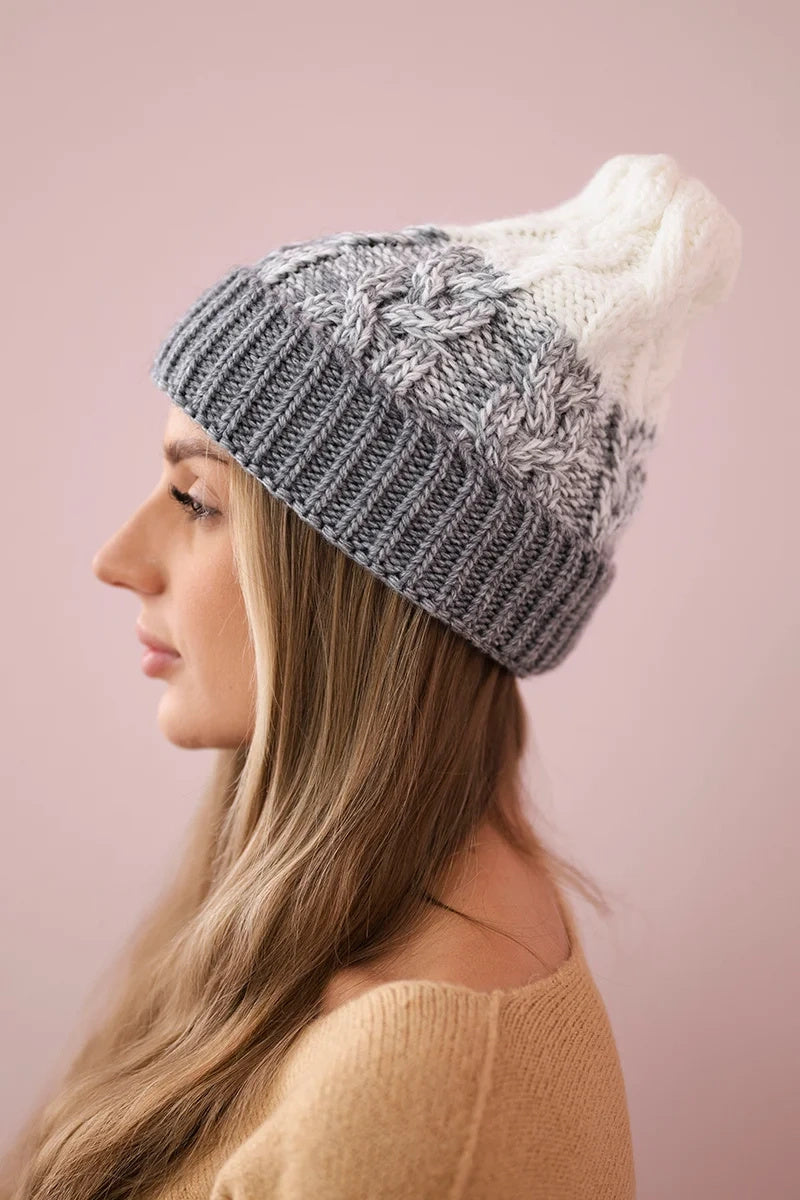 Универсална зимна шапка с класическа шарка