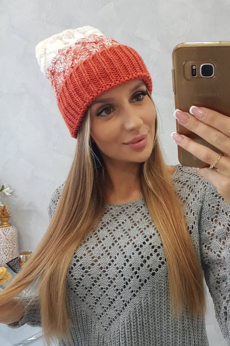 Универсална зимна шапка с класическа шарка