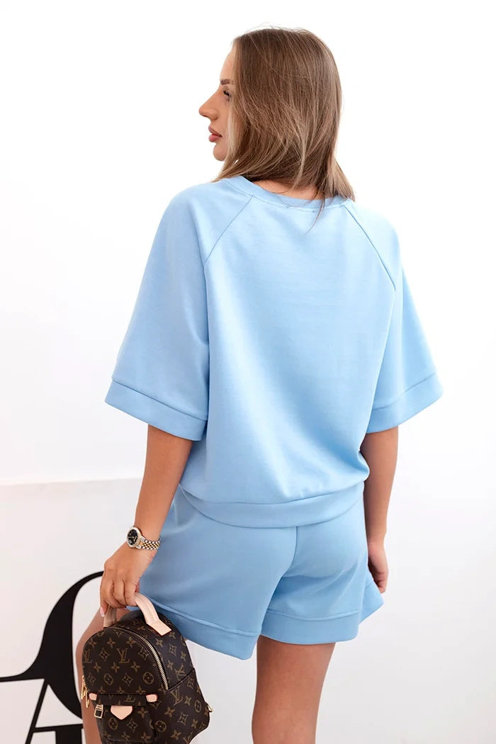 Комплект с блуза с къс ръкав и шорти с ластик